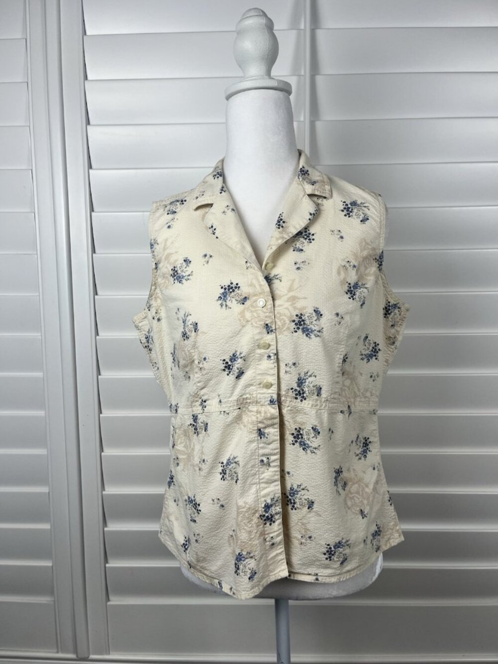 Liz Claiborne Women’s Petite M Cream Blue Floral Button Front Top